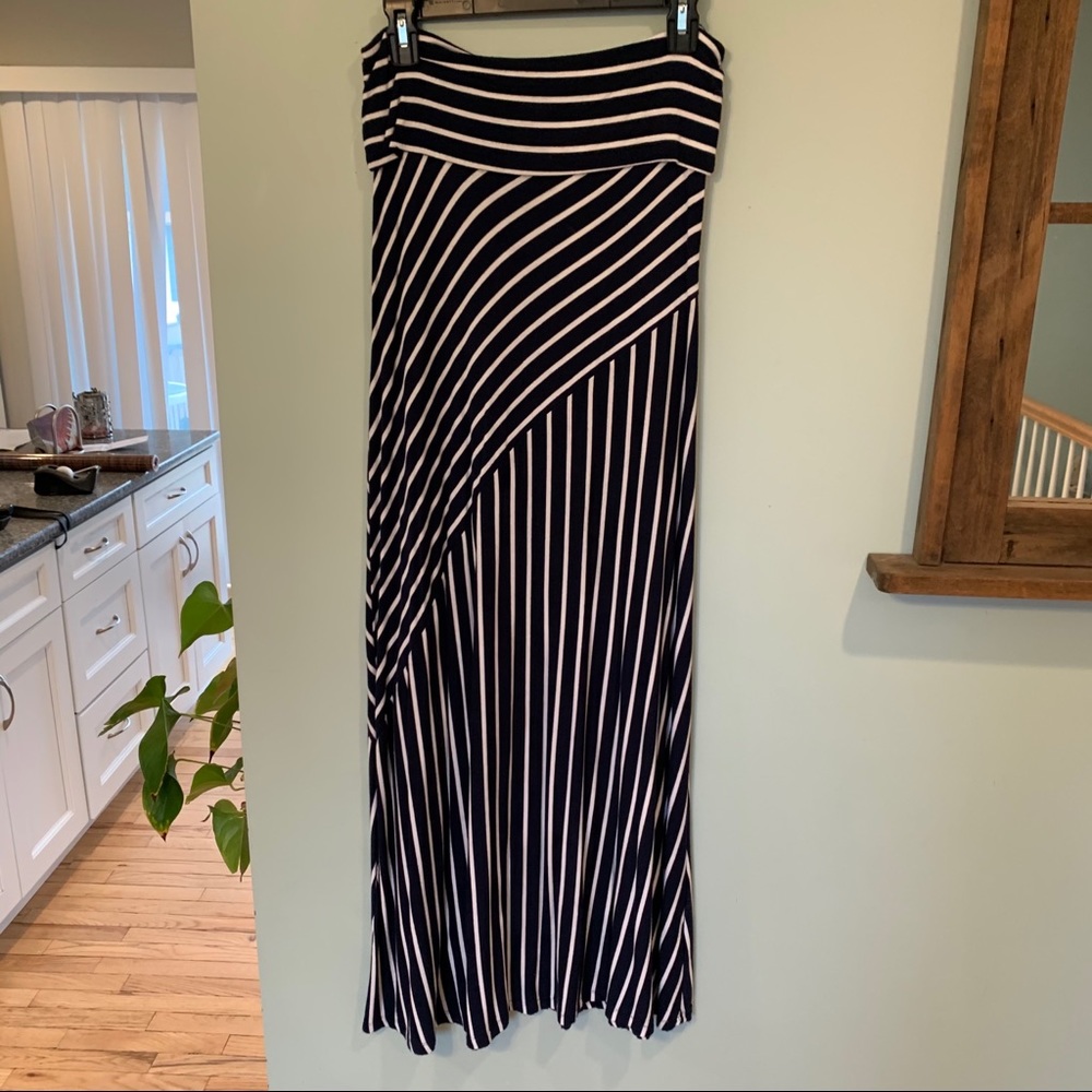 Navel and whit striped dress.